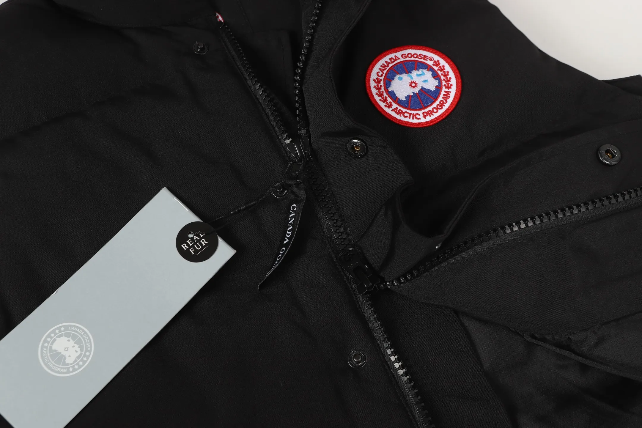P390 Top real shot - Style number: TT119 Canada Goose has always been recognized as the warmest down jacket. Various Instagram celebrities, Internet celebrities, and celebrities often wear it for street photos. I make Canada Goose every year, but I still can't get rid of my love for the goose. No matter how cold the days are, there is no need to be afraid because of the care of the goose. The down vest is definitely a concave shape for autumn and winter. It is a trading company order model, exclusively launched! The purchase at the counter is the same as the genuine original clothes. Pay attention to the matching. There is velvet on the back collar, which is more warm. There is a zippered hidden pocket on the inside, and the genuine net pocket is synchronized inside. You need to compare the genuine products at any time. All the accessories are custom-made from the original factory. 1️⃣Fabric: Domestic exclusive Japanese original fabric with characteristics: waterproof, drill-proof, anti-fading, 24-count calendered woolen surface (waterproof level conforms to the ball raincoat level) 2️⃣Down: national standard 80 white duck down Supports identification (many on the market are 50 velvet and recharged in order) with better thermal insulation performance, light and not heavy, and good recovery of fluffiness after compression!  3️⃣Zipper: Original factory customized zipper with clear engraving and perfect texture. Original customized authentic YKK military-grade copper core zipper puller that can withstand hundreds of thousands of pulls. 4️⃣Embroidery: Imported new Behringer embroidery machine customized with 10,000-needle electric embroidery, full/three-dimensional/clear! 5️⃣: 400D high-density count liner fabric in the inner liner completely eliminates the problem of velvet leakage and velvet leakage. In the down woven category, there is no bragging. There is currently almost no one that can do better than us! Make an original product with care, so that every customer has the confidence to introduce it to his customers: This is the top replica version in China. A good product does not need too much soft text to set it off. Color: black, gray, off-white, size: Please note that slight color differences on the product are normal and will not be used as a reason for return or exchange. #Due to different monitor display pixels and external factors such as shooting lighting